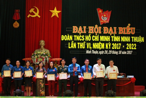 Đồng chí Nguyễn Ngọc Lương, Bí thư Trung ương Đoàn trao tặng kỷ niệm chương “Vì thế hệ trẻ”